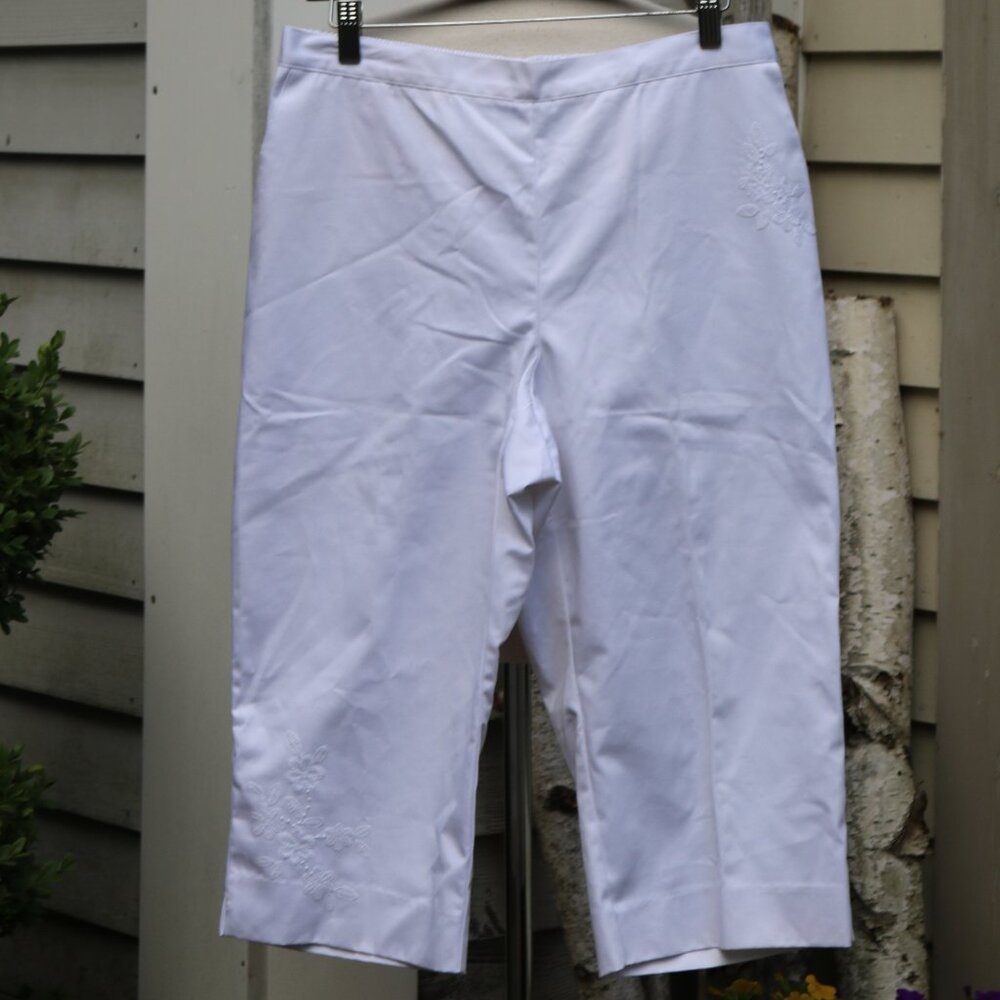 Alfred Dunner Petite White Floral  Embroidered Pull On Capri Pants Sz 12P